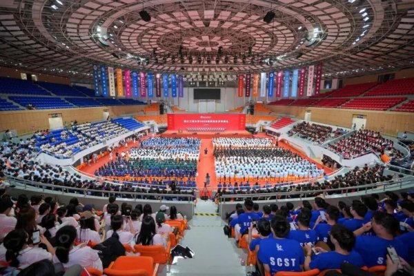 排名第一的炒股杠杆平台 校长开学讲话：少刷小红书！避雷......