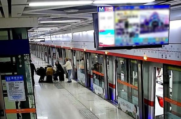 券商配资服务官网 乘客突发心脏病 众人伸手紧急施救 温暖救援全程记录